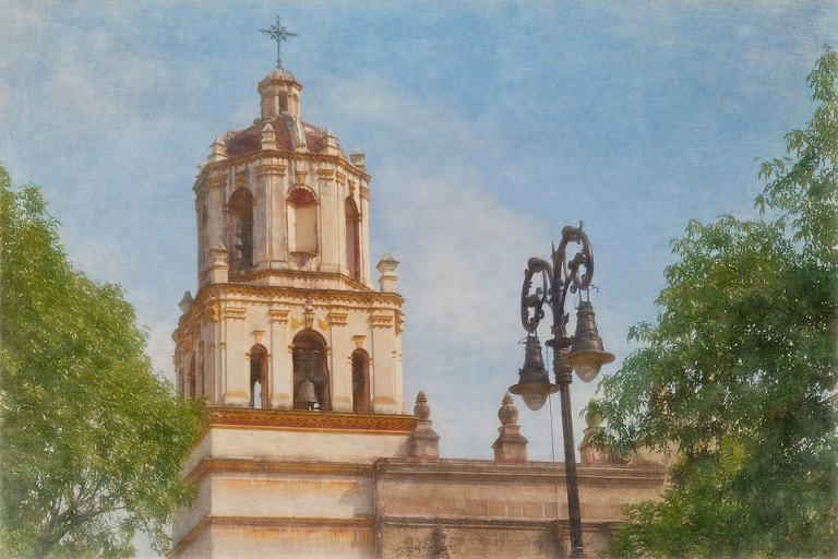 Iglesia de San Juan Bautista & street light