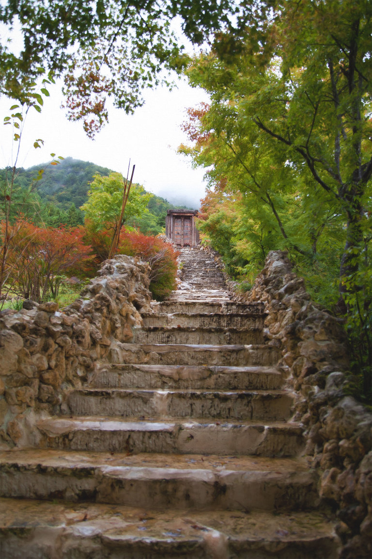 Gateway at top of stairs in Itchiku Kubota's garden